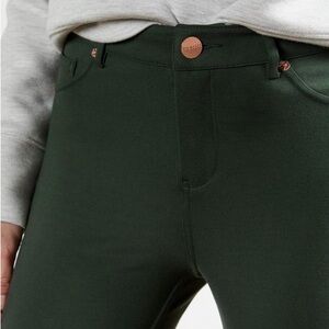 Teds Strenti Jeggings 
Skinny fit
Zips at ankle cuffs
Zip and button fastening